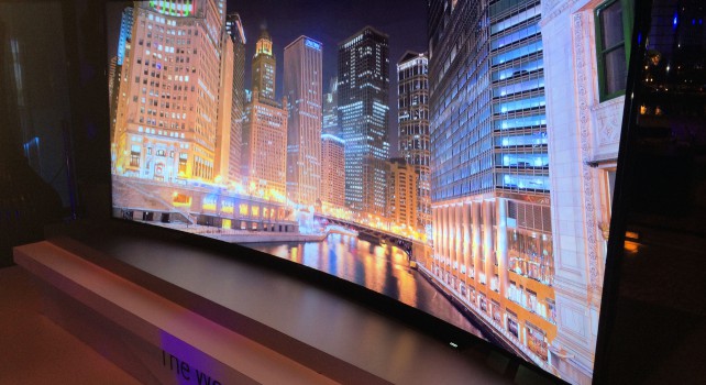 Samsung : La première TV UHD de 105 pouces incurvée
